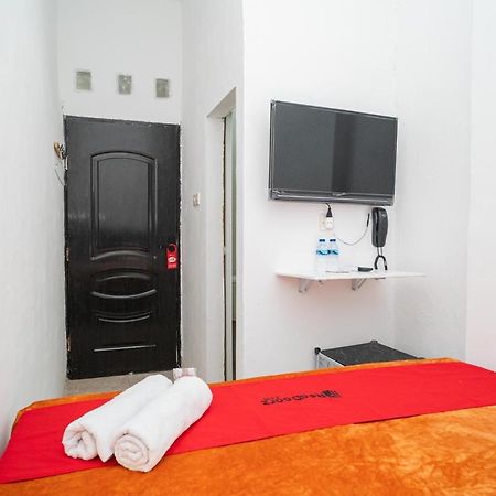 Отель Reddoorz @ Aralia Harapan Indah Pulokendal Экстерьер фото