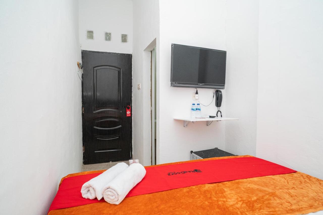Отель Reddoorz @ Aralia Harapan Indah Pulokendal Экстерьер фото