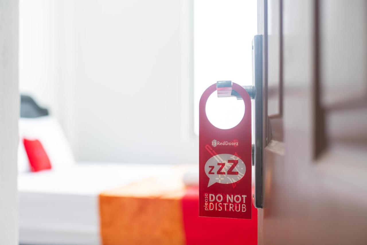 Отель Reddoorz @ Aralia Harapan Indah Pulokendal Экстерьер фото