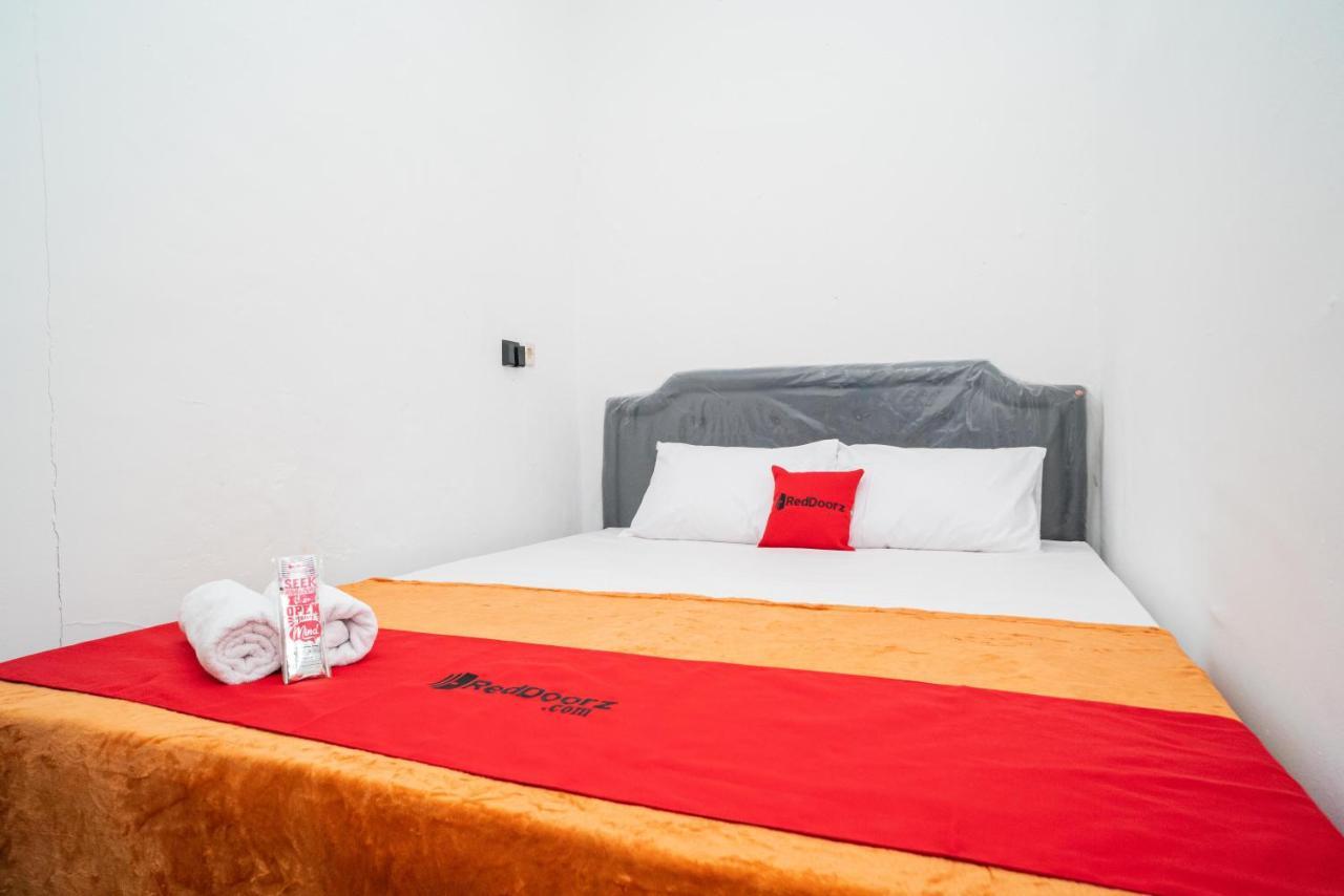 Отель Reddoorz @ Aralia Harapan Indah Pulokendal Экстерьер фото