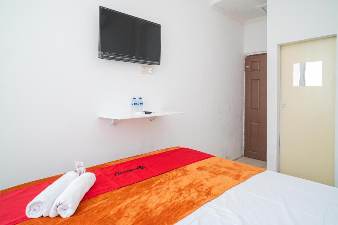 Отель Reddoorz @ Aralia Harapan Indah Pulokendal Экстерьер фото