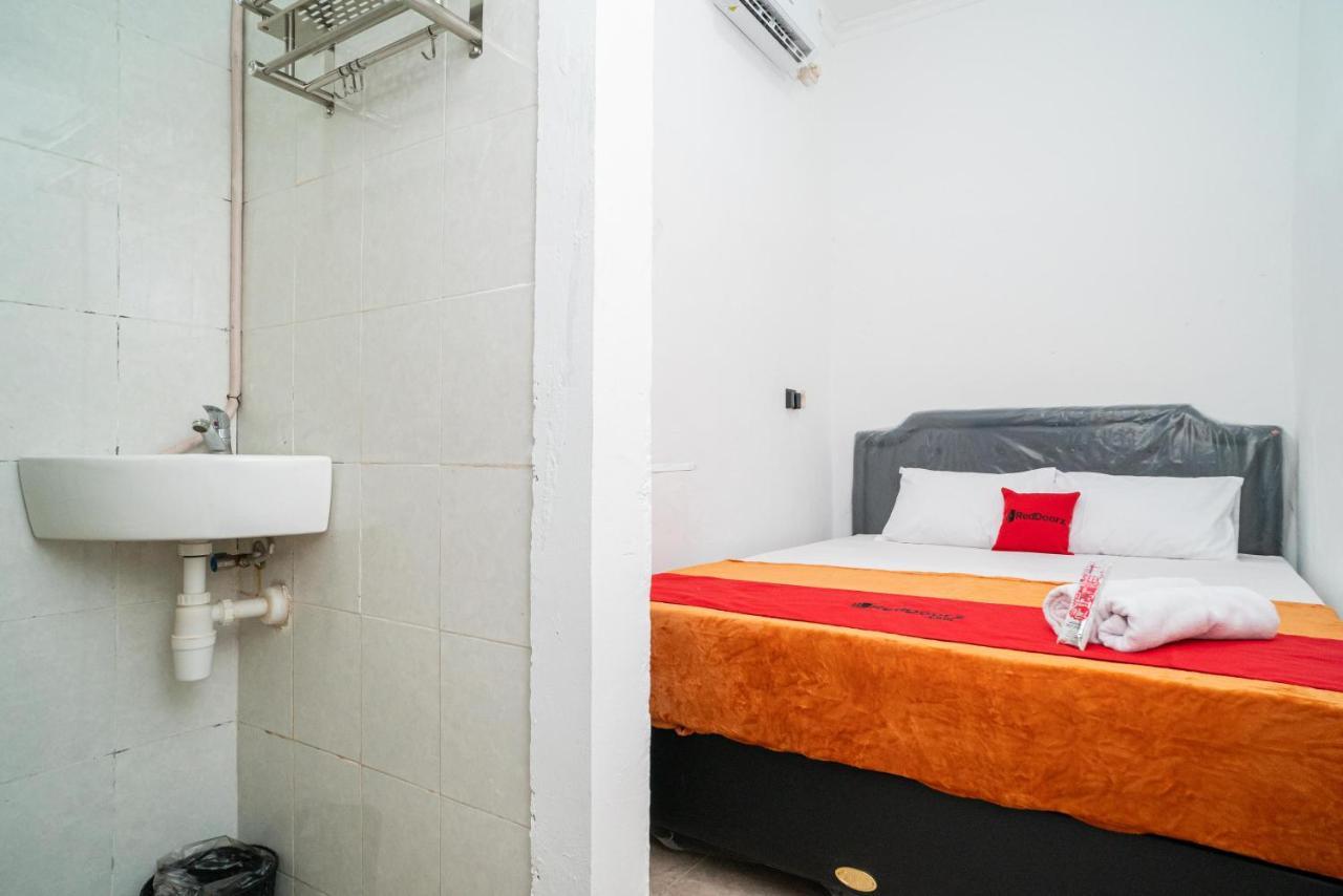 Отель Reddoorz @ Aralia Harapan Indah Pulokendal Экстерьер фото