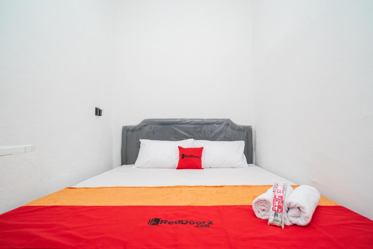 Отель Reddoorz @ Aralia Harapan Indah Pulokendal Экстерьер фото