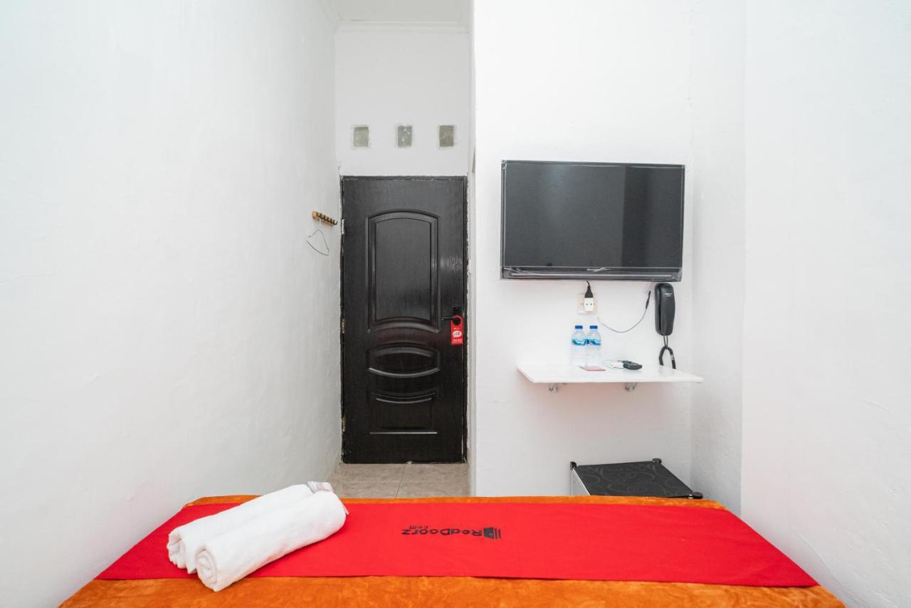 Отель Reddoorz @ Aralia Harapan Indah Pulokendal Экстерьер фото