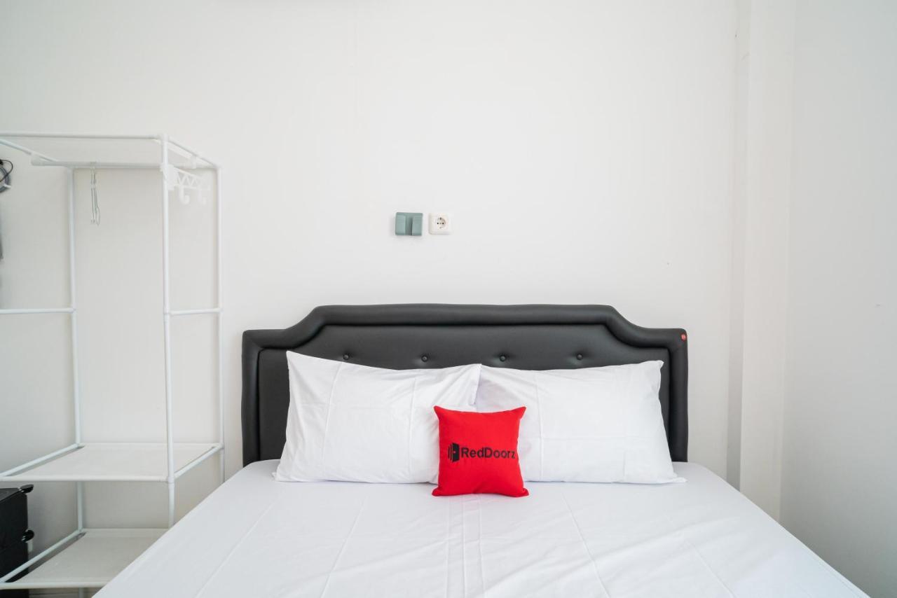 Отель Reddoorz @ Aralia Harapan Indah Pulokendal Экстерьер фото