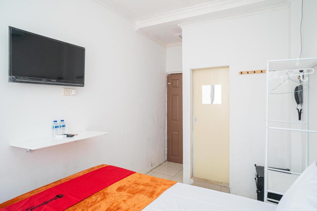 Отель Reddoorz @ Aralia Harapan Indah Pulokendal Экстерьер фото