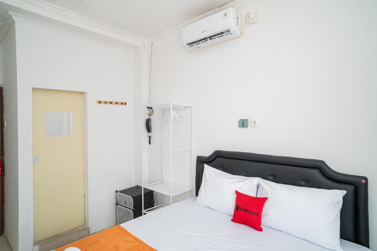 Отель Reddoorz @ Aralia Harapan Indah Pulokendal Экстерьер фото