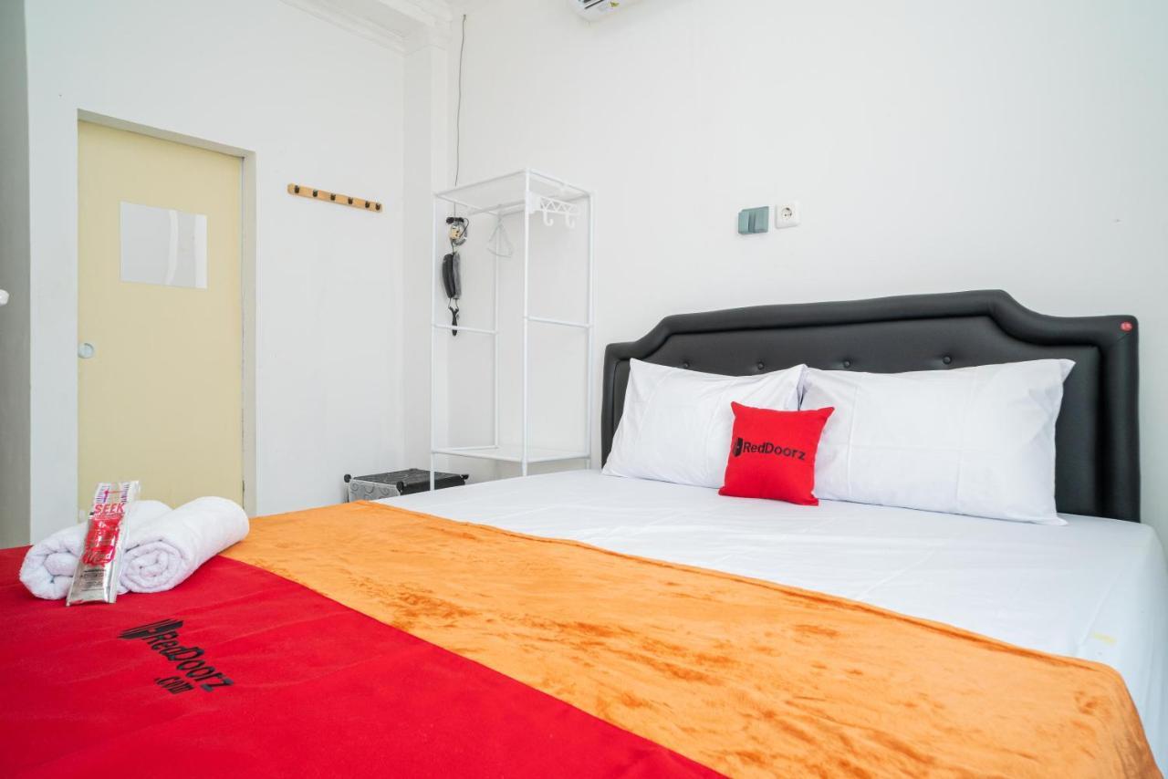 Отель Reddoorz @ Aralia Harapan Indah Pulokendal Экстерьер фото