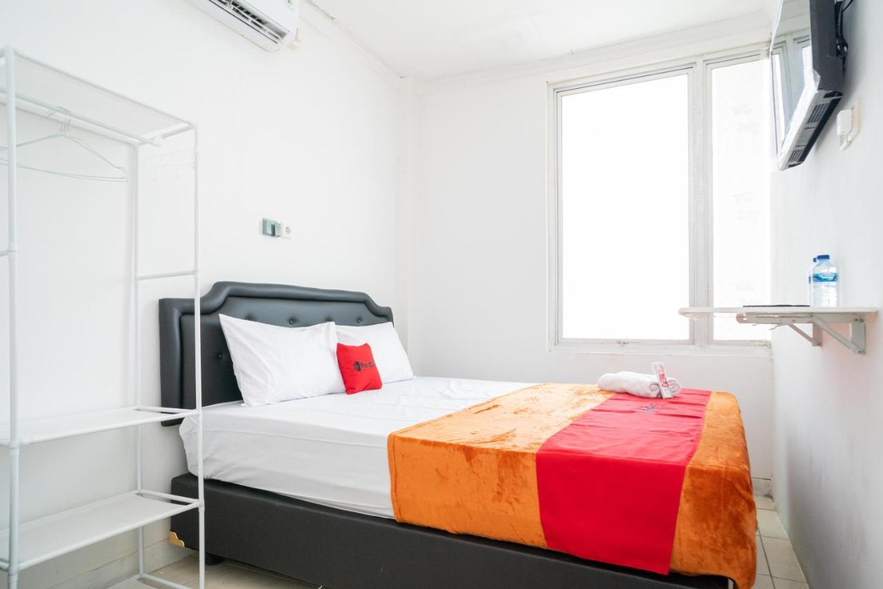 Отель Reddoorz @ Aralia Harapan Indah Pulokendal Экстерьер фото