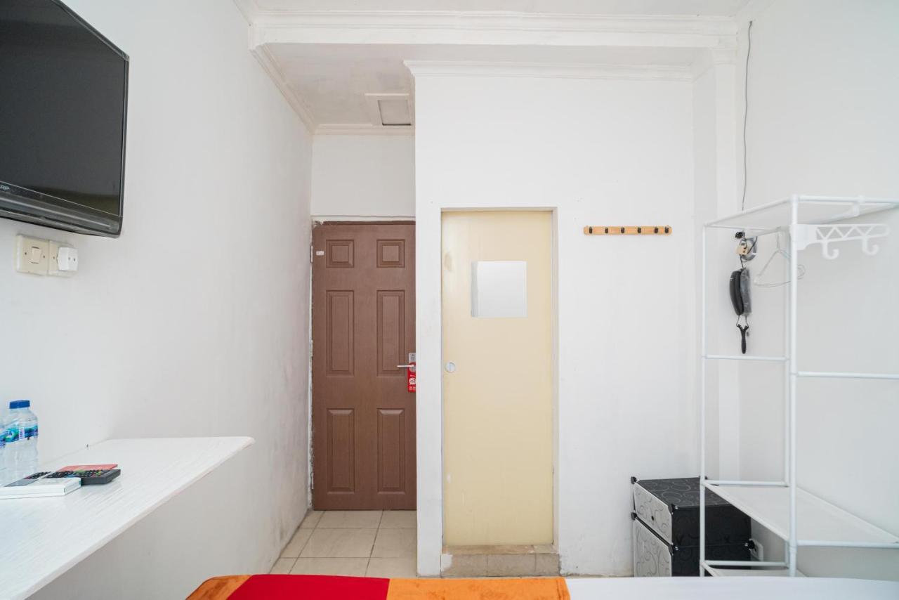 Отель Reddoorz @ Aralia Harapan Indah Pulokendal Экстерьер фото