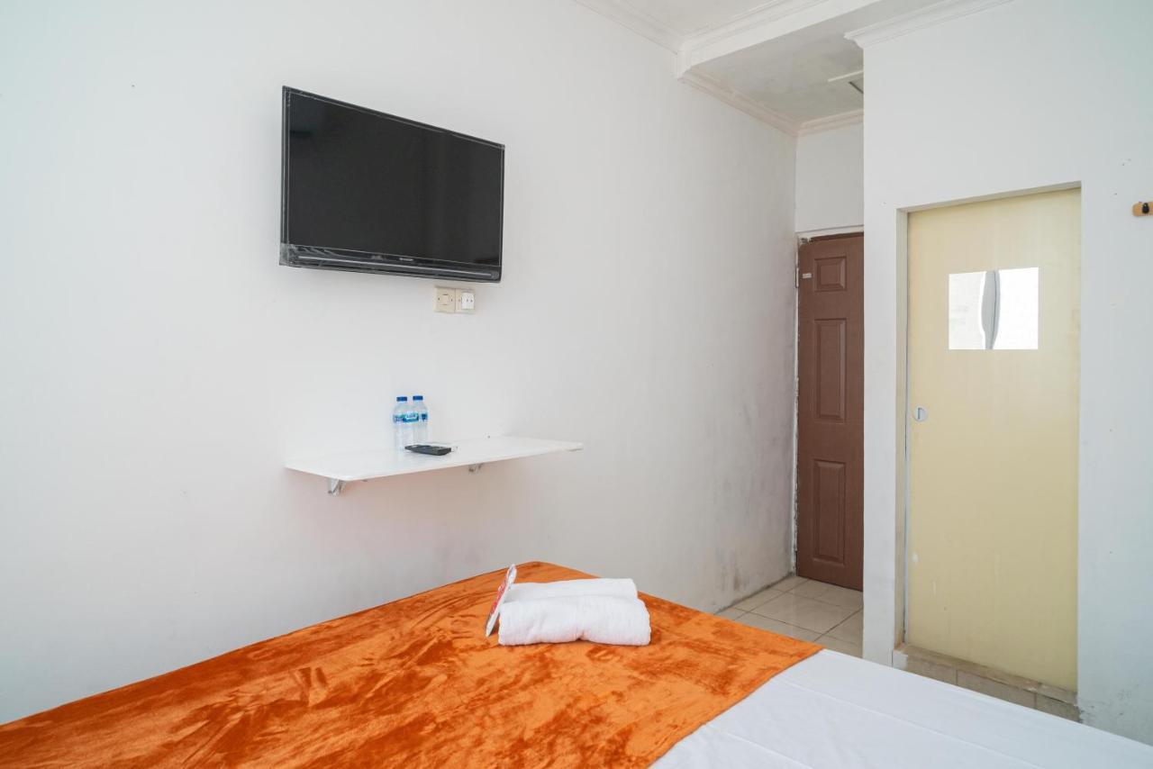 Отель Reddoorz @ Aralia Harapan Indah Pulokendal Экстерьер фото