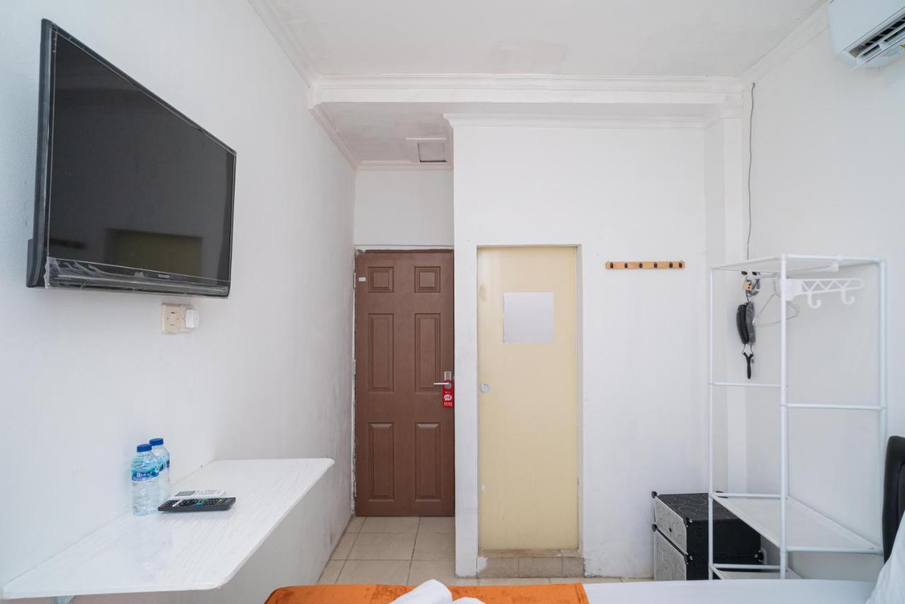 Отель Reddoorz @ Aralia Harapan Indah Pulokendal Экстерьер фото