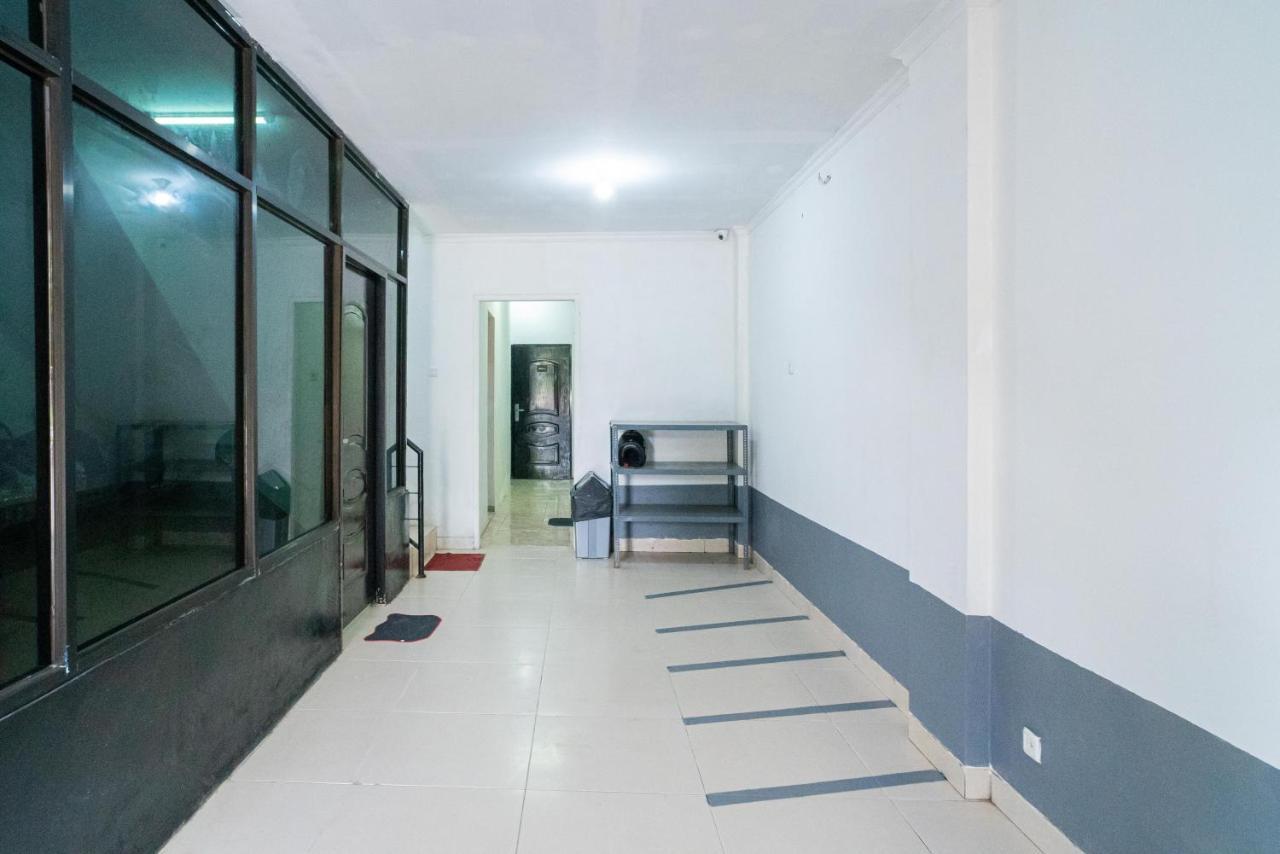 Отель Reddoorz @ Aralia Harapan Indah Pulokendal Экстерьер фото